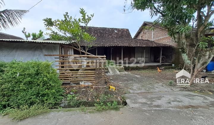 Land with Bonus Building for Sale in Solo Near Adi Soemarmo Airport