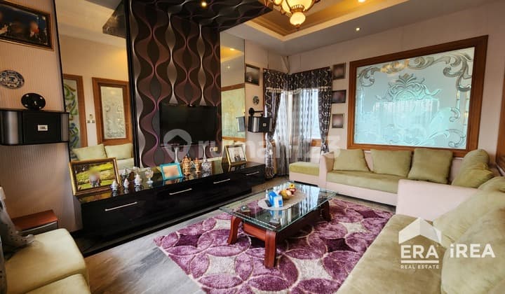 Rumah Mewah Semi Furnish Dijual di Solo Pinggir Jalan Karanggede