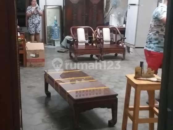 Old House Investment 450sqm Prime Location Main Road, Central Jakarta Cheap Price.