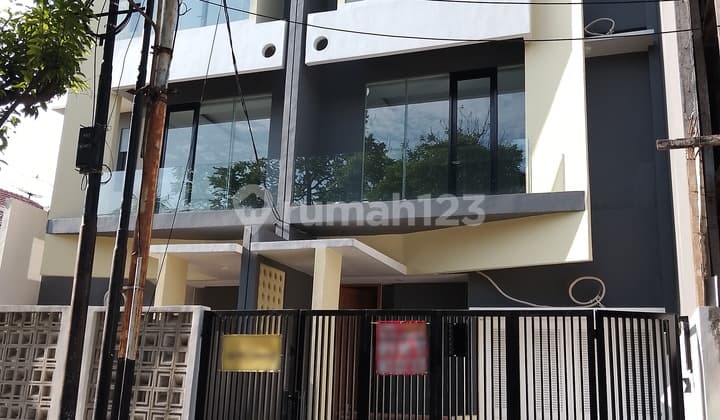 Rumah Brand New Elegant 3 Lantai di Pulomas, Lingkungan Asri, Harga The Best