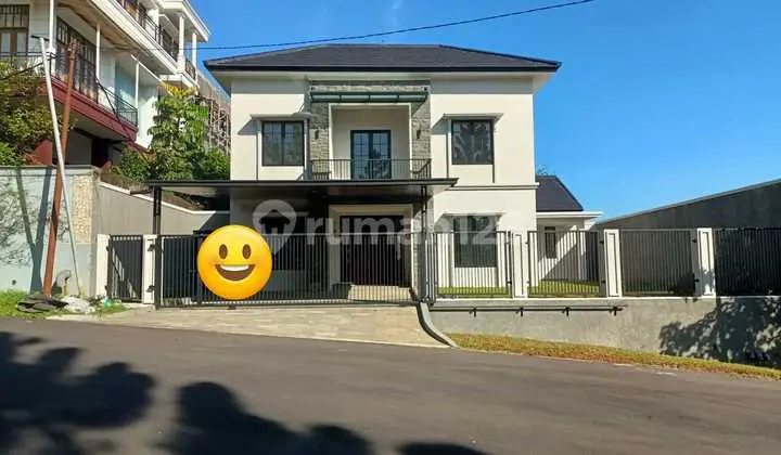 Dijual Rumah Swiming Pool dan Pemandangan Pegunungan