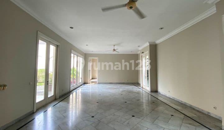 Rumah Pinggir Jalan Raya