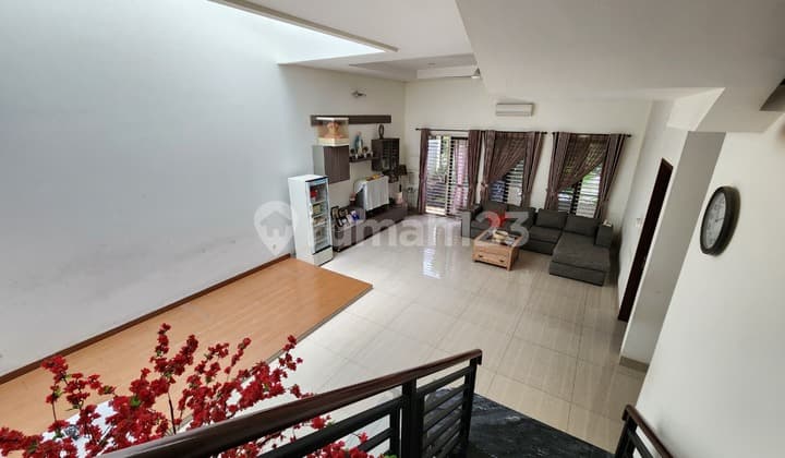 Green Ville Minimalist House Elevated from the Road