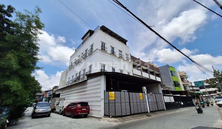 Jelambar House On The Main Road Suitable For Business