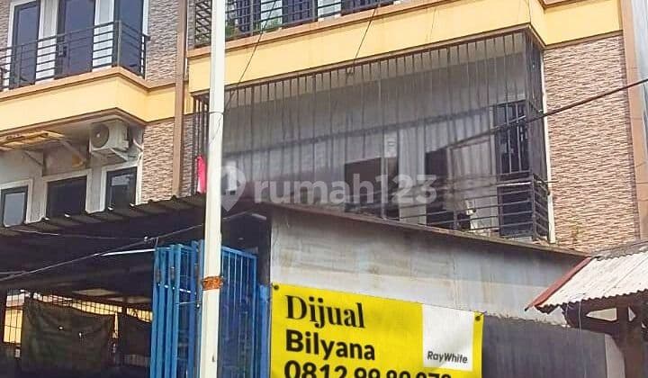 Tanjung Duren HUK Shop House, Public Vehicles Pass By