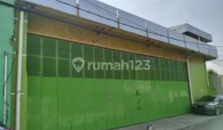 Karang Tengah, a commercial area with a house, suitable for business.