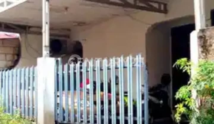 House in Kampung Ambon with Access for One Car, Spacious.