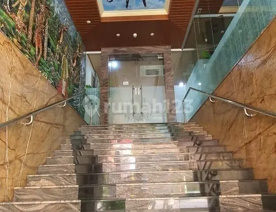 Gedung 6 Lantai di Kebayoran Baru Jakarta Selatan