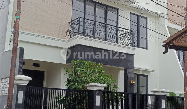 Rumah Baru 3 Lantai di Kalibata Jakarta Selatan