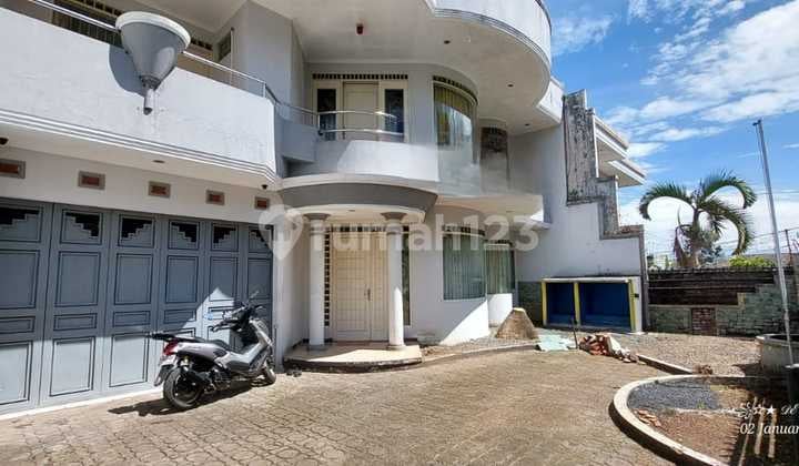 Disewakan Rumah Cocok Untuk Tempat Tinggal & Kantor di Sayap Suryasumantri