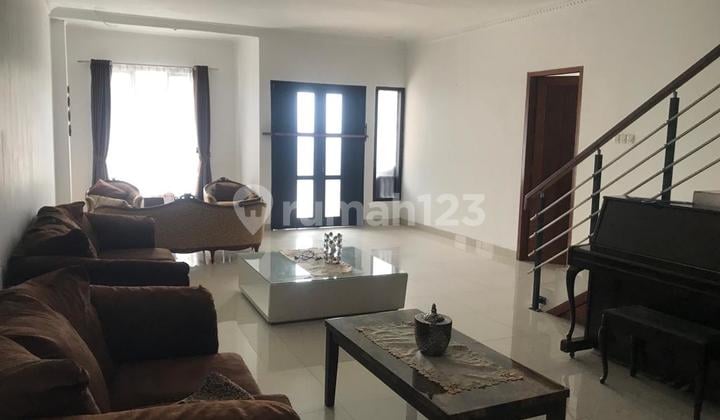 Dijual rumah 3 lantai mewah Cigadung Dago Bandung Utara