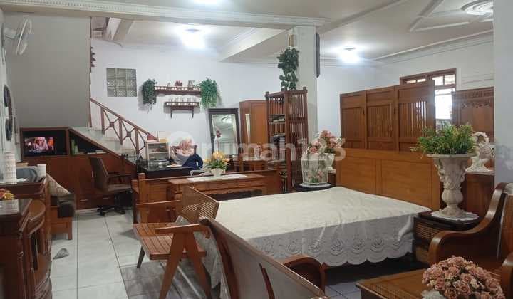 Disewakan Ruang Usaha Hoek 2 Lantai Dekat ke Metro Soekarno Hatta