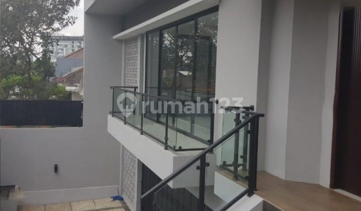 Rumah 4 Lantai Siap Huni di Daerah Pasteur, Bandung Dengan Pemandangan Kota Yang Indah.