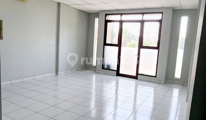 3.5-Story Shop House in Strategic Location, Mekarwangi, Bandung