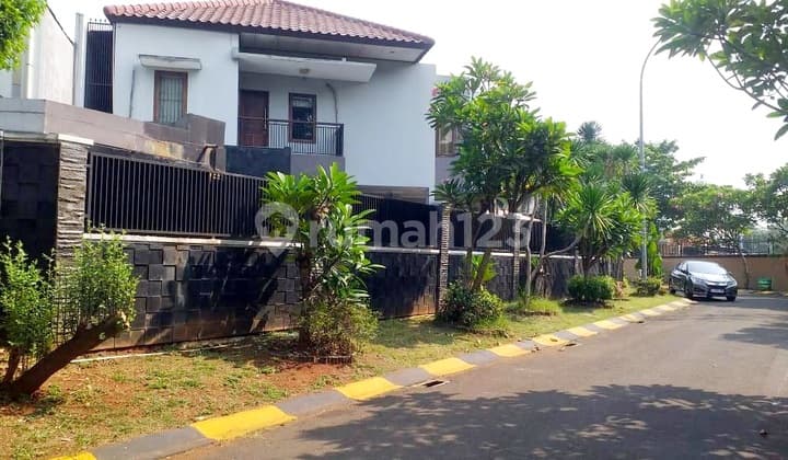 Rumah Hook Dengan Swim Pool Di Puspita Loka Bsd Tangsel