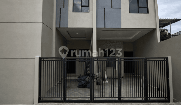 Rumah Baru 3 Lantai Akses Jalan 2 Mobil di Area Duri Kepa Jakbar