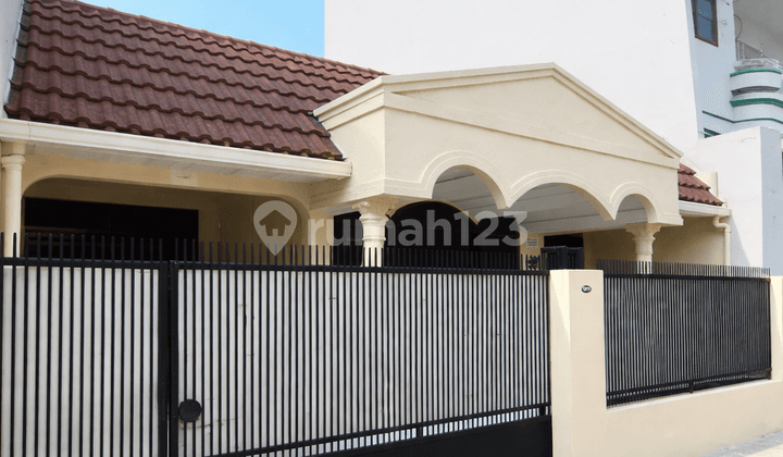 Rumah Siap Huni di Tanjung Duren dengan 3 Kamar Tidur Cocok untuk Tinggal dan Usaha Bebas Banjir Akses bisa Dilewati Mobil Lokasi Strategis