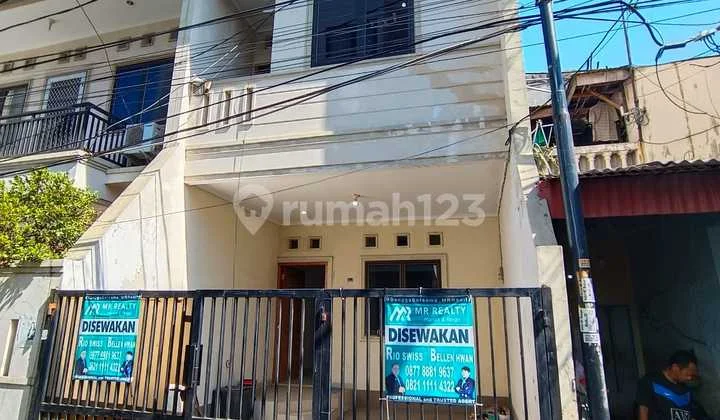 Rumah Sewa Tanjung Duren Cocok untuk Orang Kerja & Keluarga 3 Lantai dengan 4 Kamar Tidur