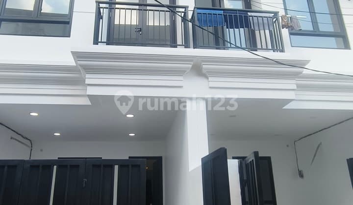 Rumah Baru American Classic Style 3 Lantai di Taman Ratu Jakbar