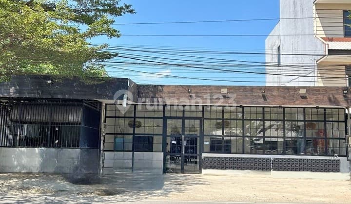 On Monginsidi Main Road in Makassar City