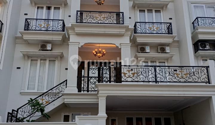 Dijual Rumah Klasik Modern 3 Lantai di Jagakarsa Jakarta Selatan
