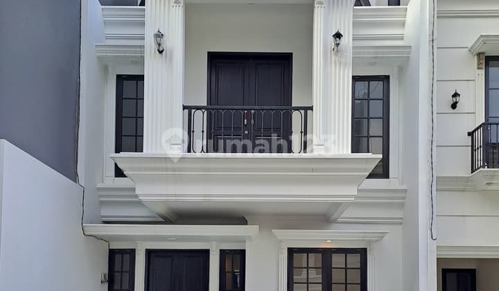 Dijual Rumah American Classic 2 Lantai Siap Huni di Jagakarsa