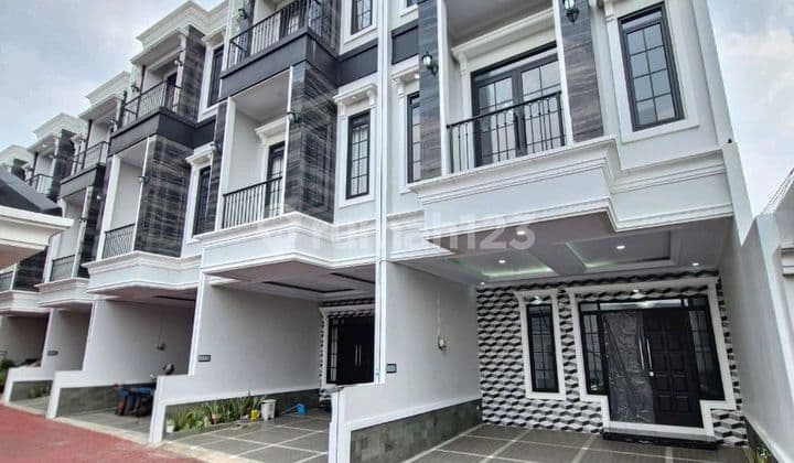 For Sale 3-Story Move-In Ready House in Kahfi 1 Near Brigif Jagakarsa Toll Road