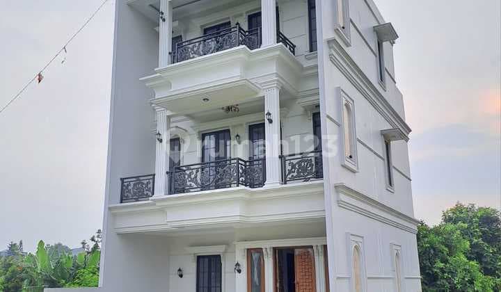 For Sale Ready-to-Occupy Hook House in Jagakarsa