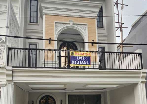 Dijual Rumah Classic Plus Kolam Renang di Ciganjur Jagakarsa