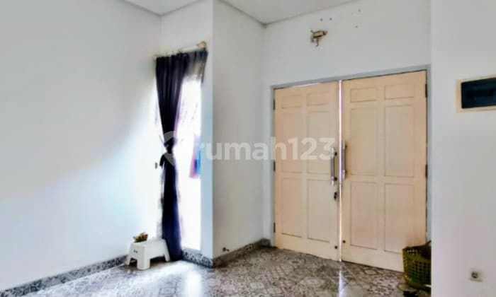 Hunian Kosong & Terawat 2 Lantai Dijual Murah Hitung Tanah