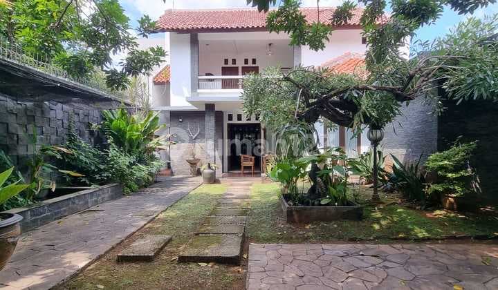 Rumah Asri Bernuansa Kayu Memiliki Taman Luas di Perumahan Bintaro Sektor 9