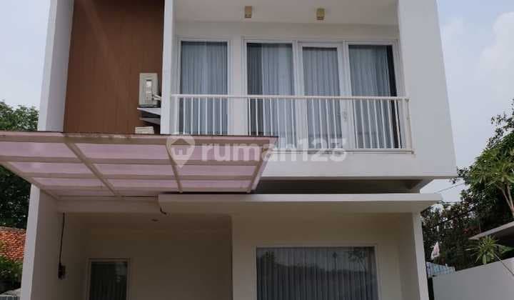 Rumah Bagus Siap Huni Dengan Mini Pool di Town House Nempel Bintaro Jaya