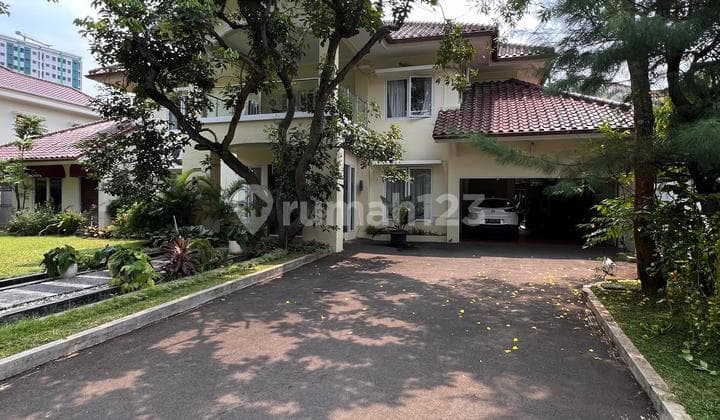 RUMAH ASRI HALAMAN LUAS ADA POOL Di Bukit Indah Cilandak
