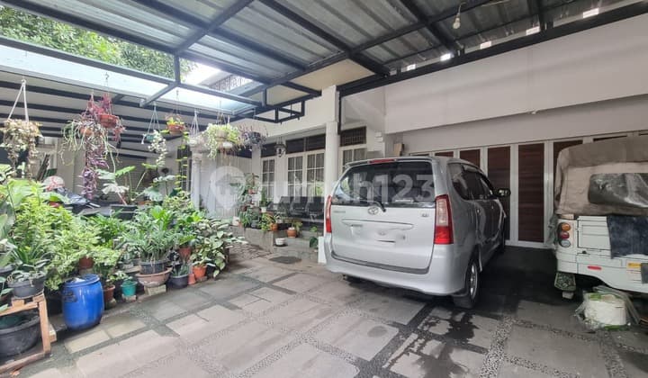 Dijual Cepat....Rumah 2 Lantai bisa untuk Komersil Jalan Depan Lebar di Bintaro Sektor 9