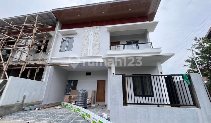 Rumah 2 Lantai Dekat Calon Polda Baru Godean