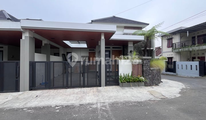 Rumah Mewah Tropis Dekat Kampus Uii