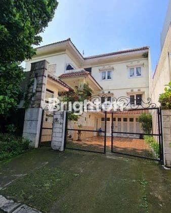 RUMAH BERASA VILLA BERGAYA TROPICAL DI DANAU BOGOR RAYA