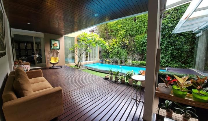 Rumah Mewah Dengan Kolam Renang Di Kota Baru Parahyangan Bandung Barat