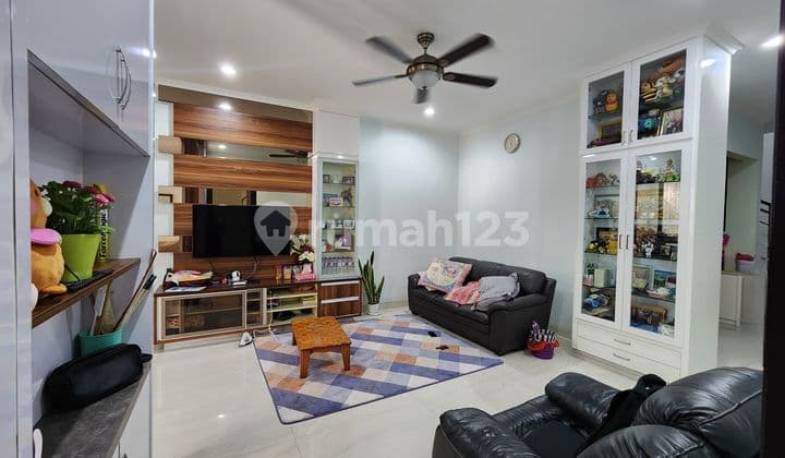 Casa Jardin jual cepat full renov 2.5 lantai dekat taman lokasi bagus