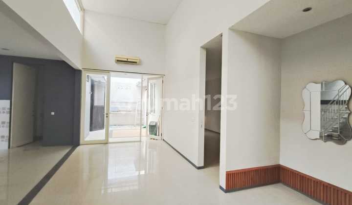 Disewakan Rumah 1,5 Lantai Minimalis Cluster Golf Evenue Citraland Surabaya Barat