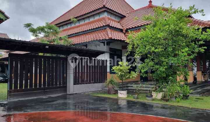 Rumah Klasik Design Semi Kraton Taman Manyar Indah
