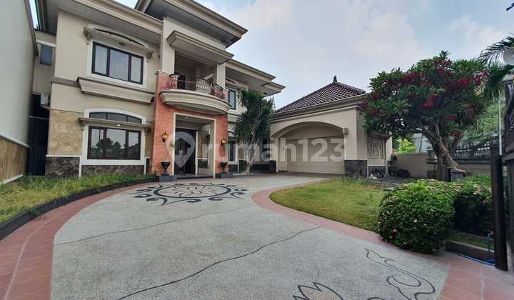 Rumah Mewah Ada Pool di Taman Hunian Satelit