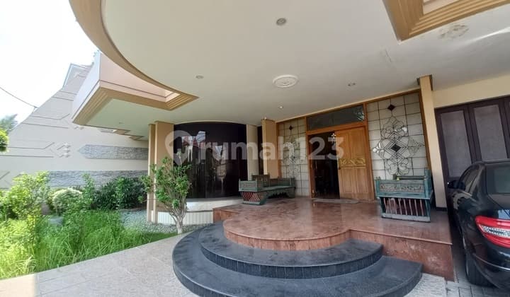 Rumah 2 Lantai Besar SHM di Margorejo Indah, Surabaya