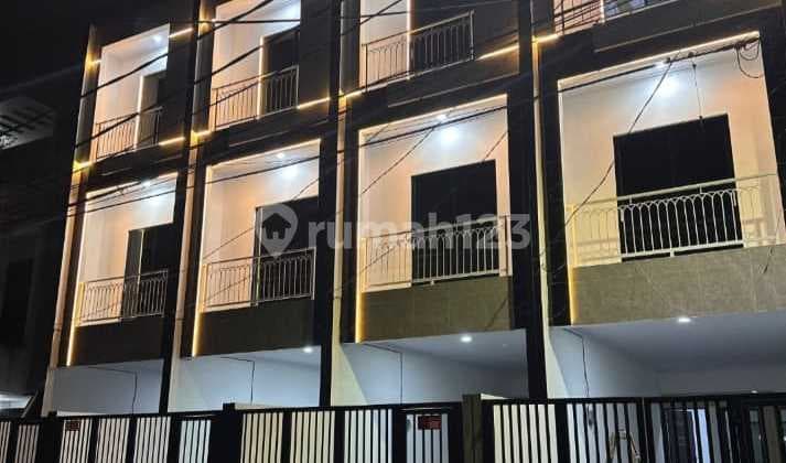 Rumah Minimalis Modern 3 lantai Tanjung Duren, Jakarta Barat, Siap Huni, Nego