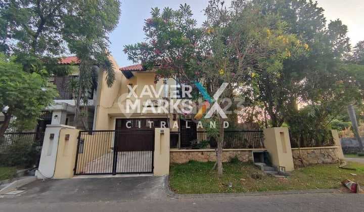 Graha Family Hook House, Facing the Main Road