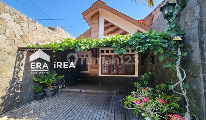 Rumah Solo Kota dengan Taman Belakang Luas dan Asri