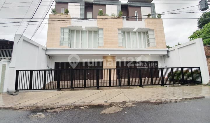 Rumah sekaligus ruang usaha di Solo Tipes