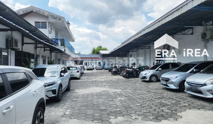 Ruang Usaha dan Rumah Pusat Kota Solo Sriwedari