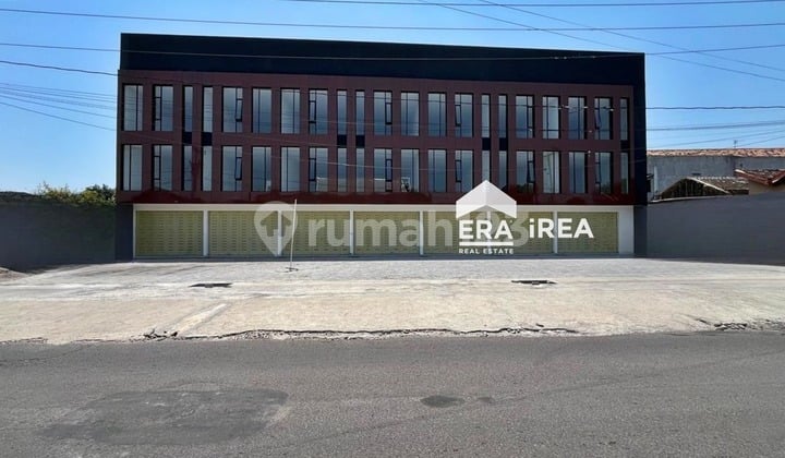 New 3-Story Shop House Near Superindo Jajar Solo Colomadu