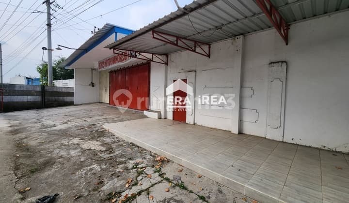 Rumah Bonus Ruang Usaha dan Gudang Jl Solo Purwodadi